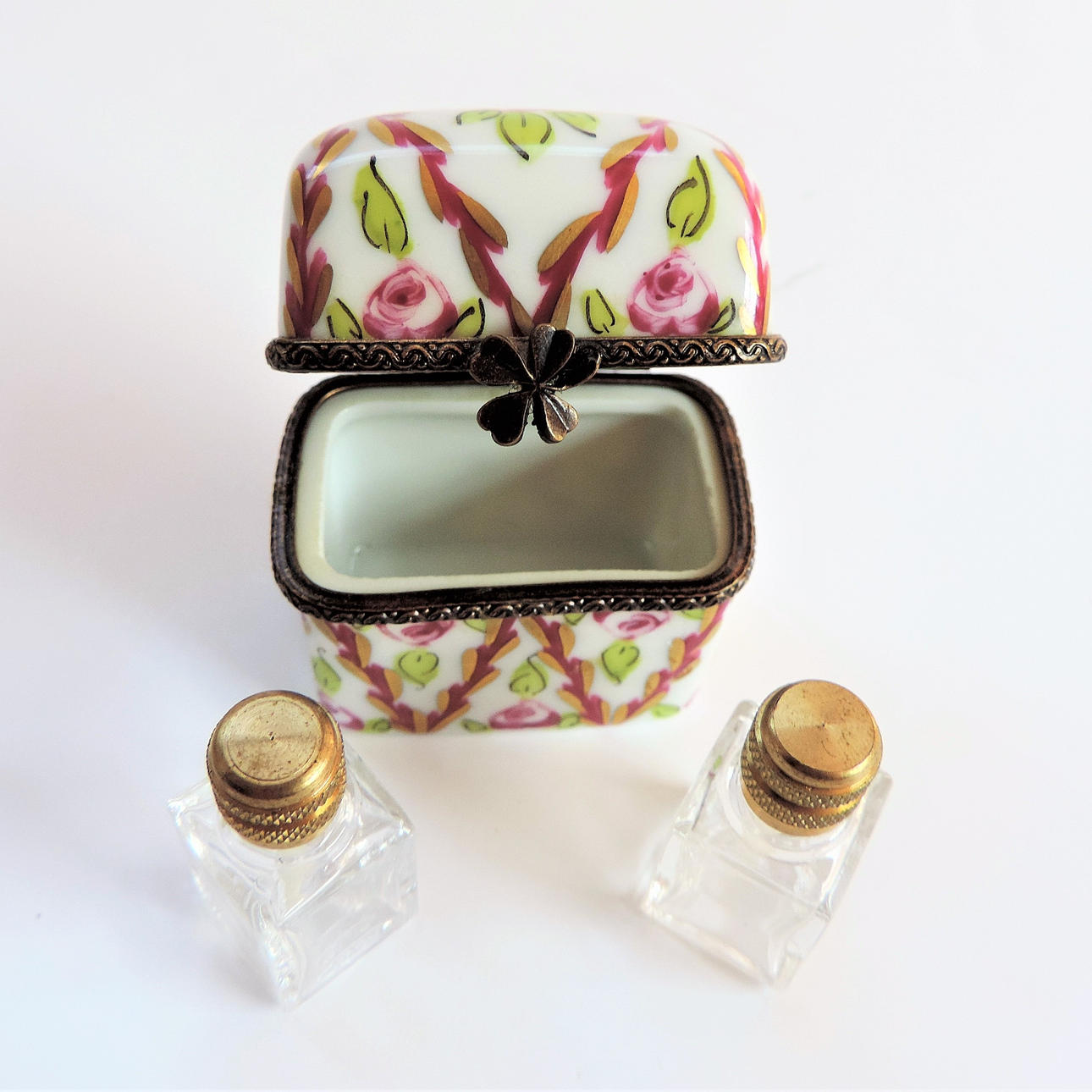 VINTAGE LIMOGES PEINT MAIN PERFUME BOX. Ceramics & Porcelain