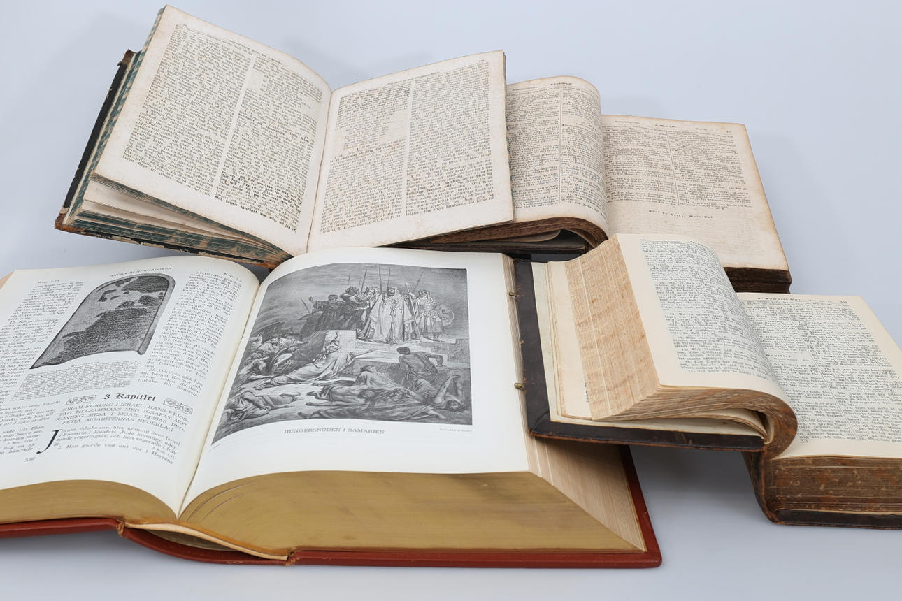 BIBLAR, 4 stycken, 1800-1900-tal.