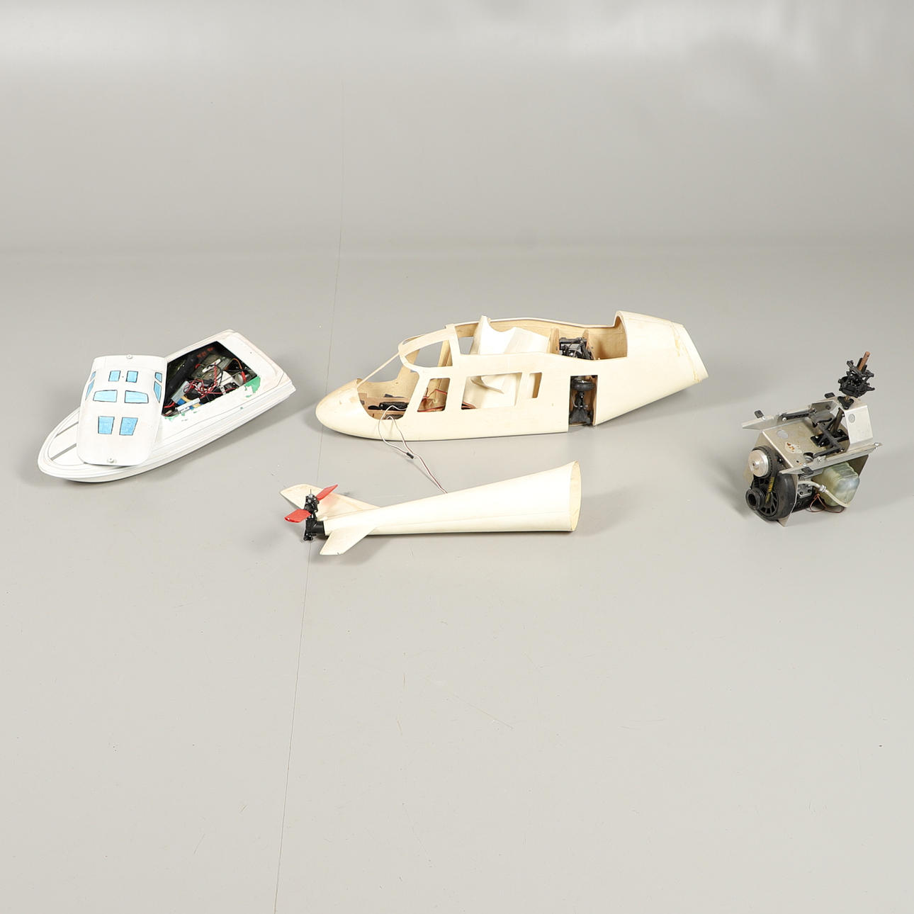 FJERNSTYRET MODEL HELIKOPTER & MODEL BÅD.