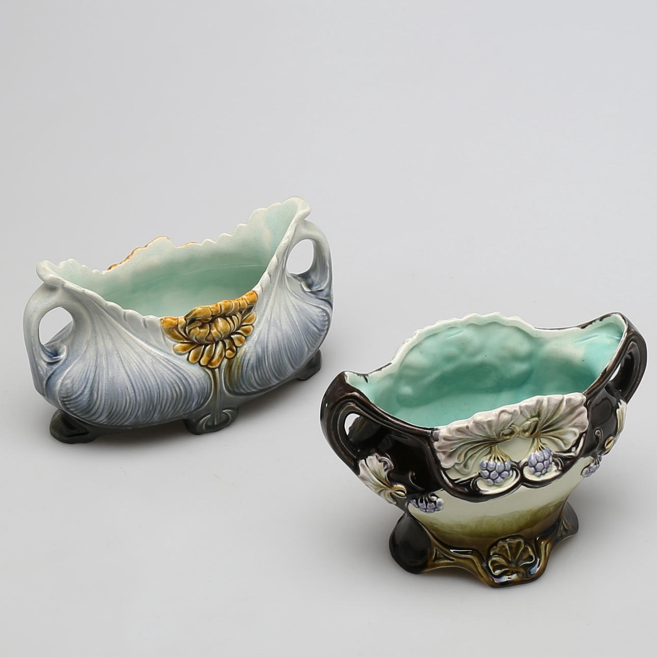 JARDINJÄRER i majolika, 2 st, omkring 1900.