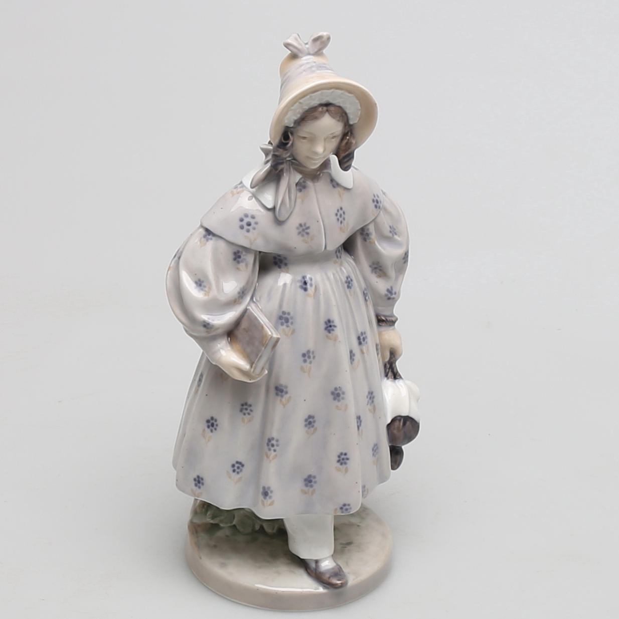 FIGURIN i porslin, flicka med bok, Christian Thomsen, Royal Copenhagen, Danmark.