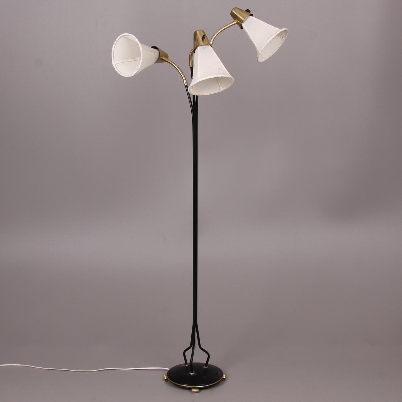 GOLVLAMPA, mässing och metall, 1900-talets mitt.