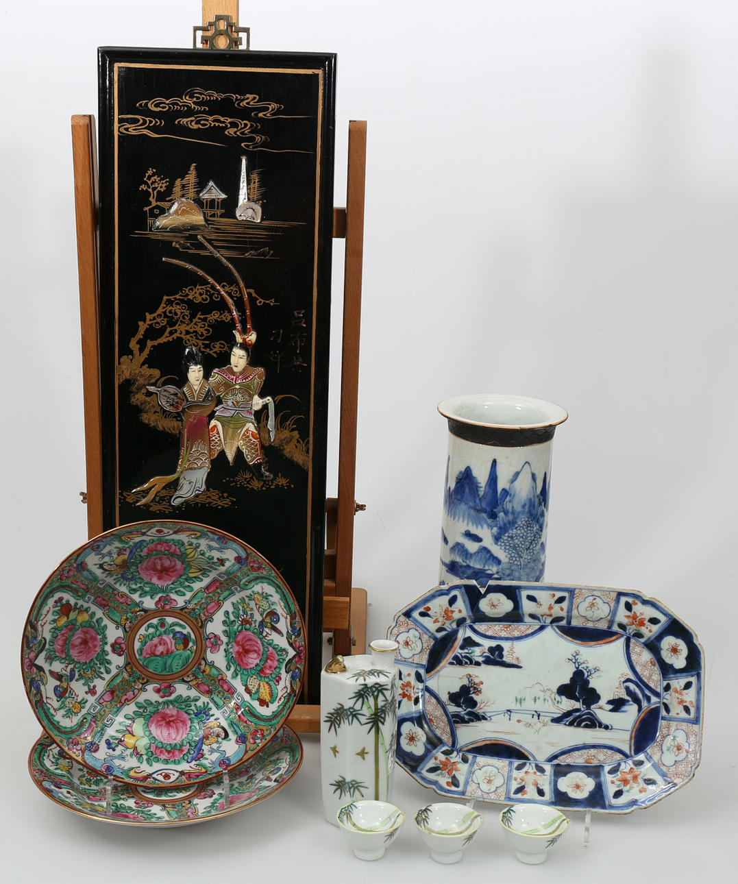 PORSLINSFÖREMÅL OCH VÄGGTAVLA, 9 delar, Kina, 1800-1900-tal.