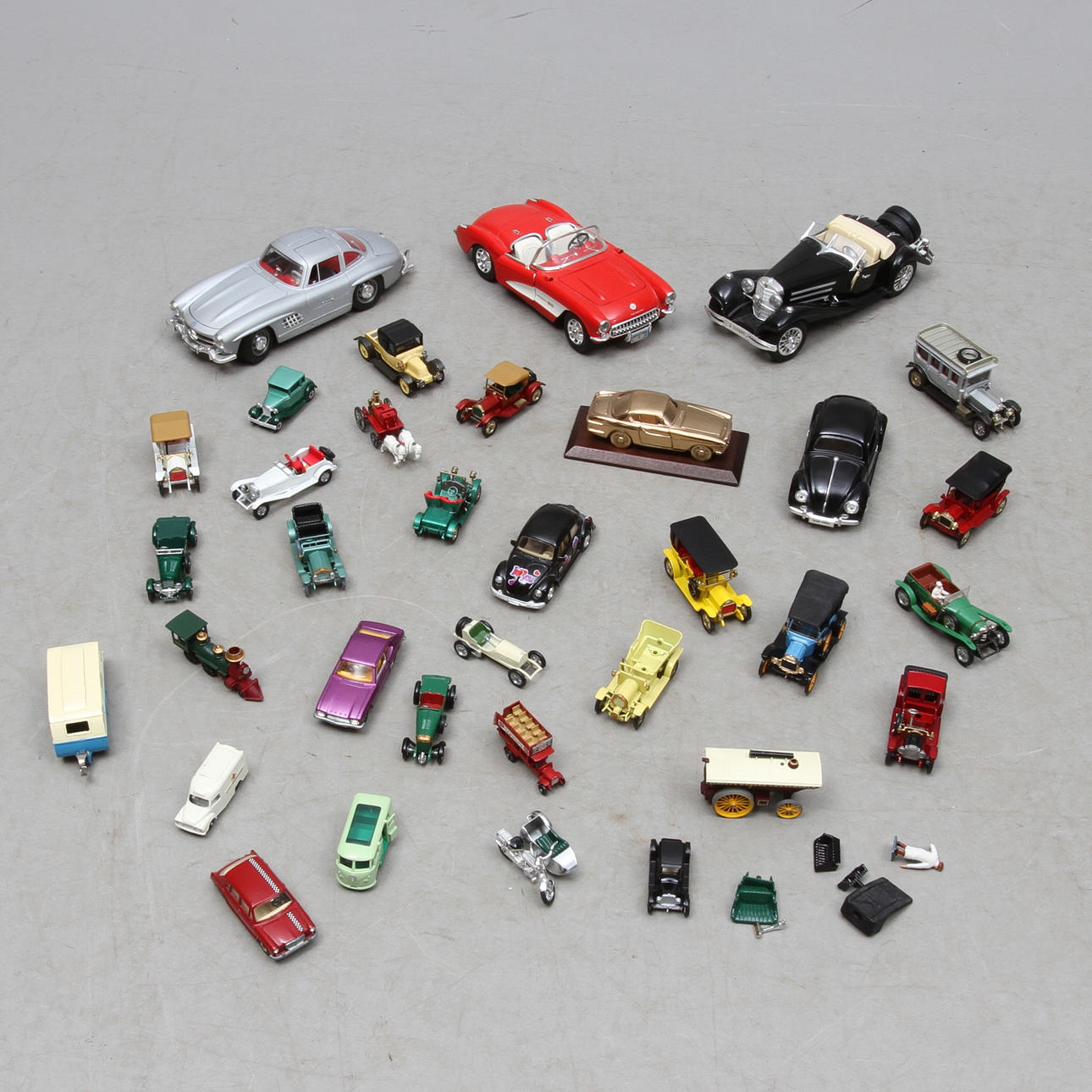 MODLLBILAR, cirka 33 delar , DINKY TOYS , BURAGO, LESNEY, CORGI med flera. TEKNO No 832 MG 1100.