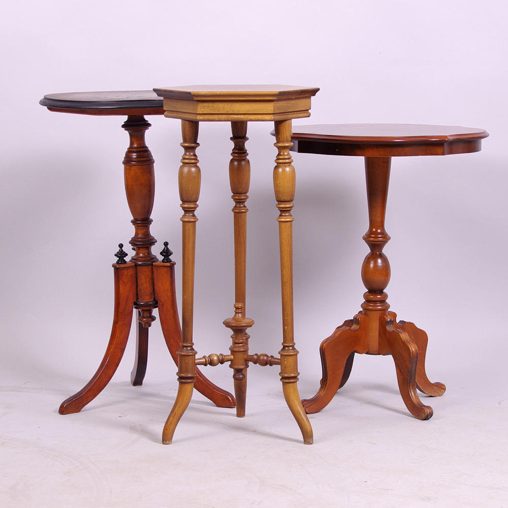 PELARBORD, 3 stycken, mahogny, rokokostil.