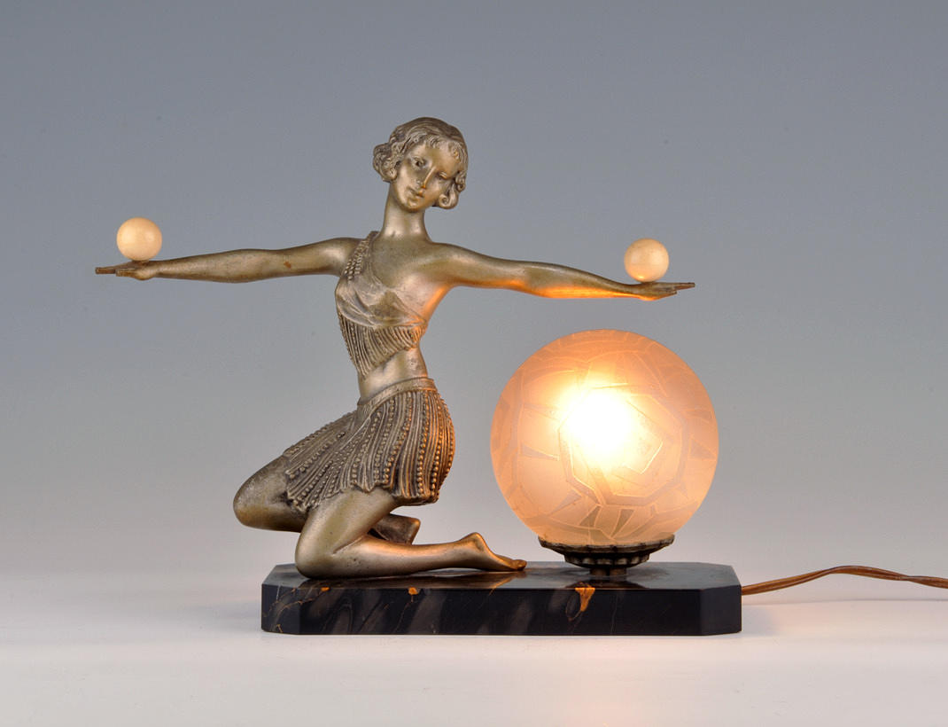 TISCHLAMPE IM STIL ART DECO. Bordslampa med figur av en kvinnlig bollspelare.