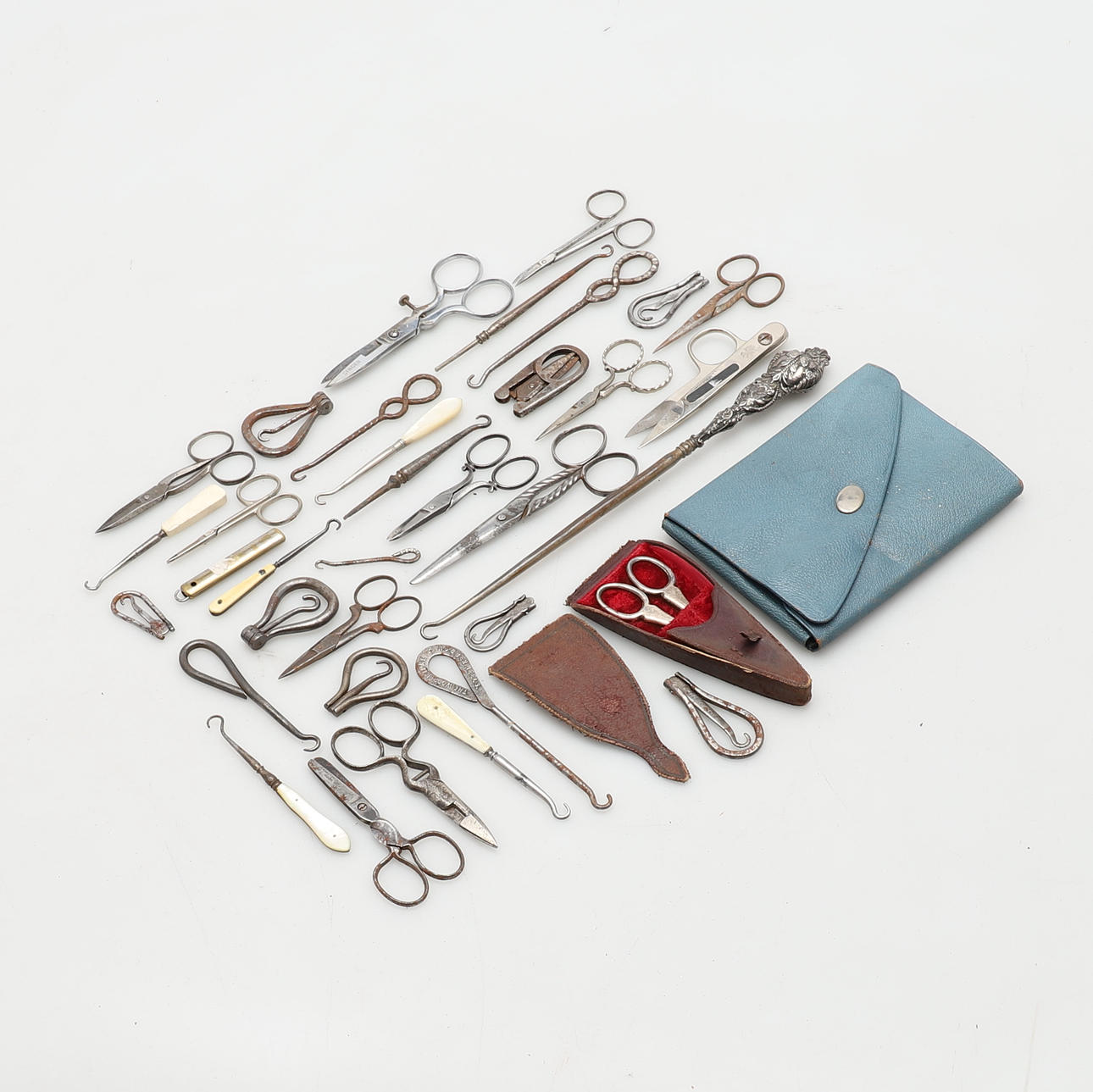 EN MÄNGD KNAPPKROKAR OCH SYSAX.