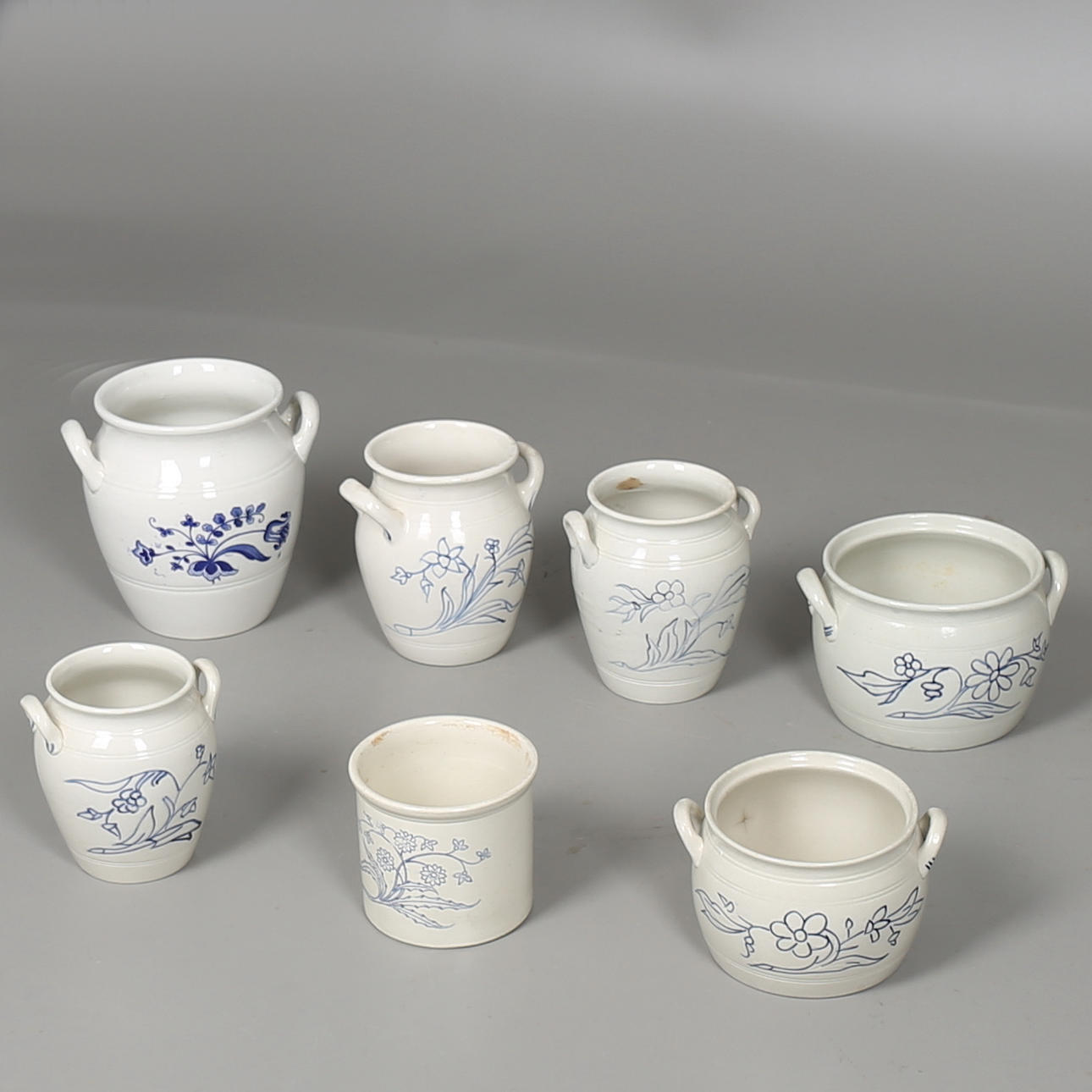 PARTI KRUS i porslin, 7 st, Gustavsberg, Rörstrand och Göteborg.