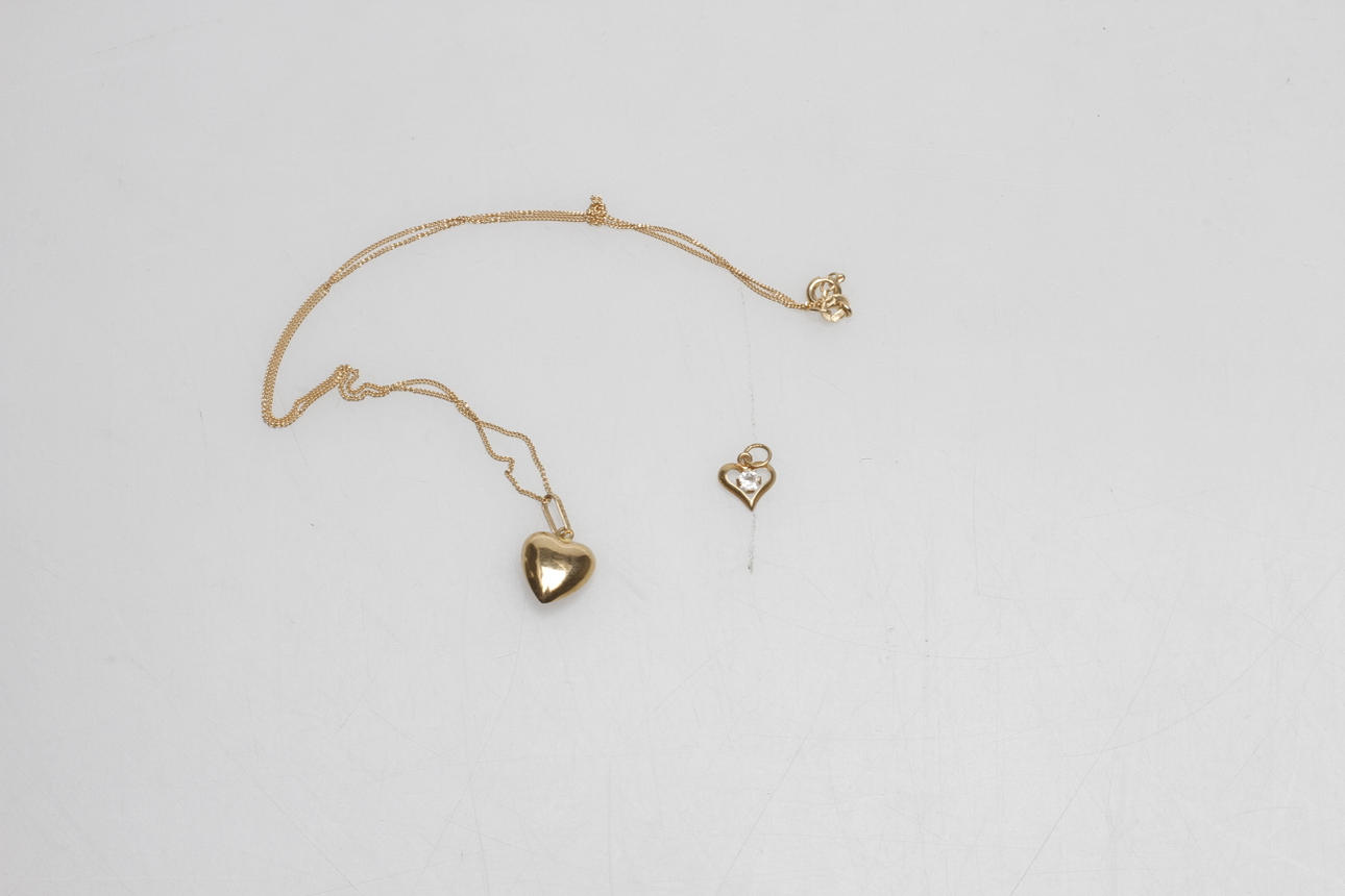 KEDJA samt BERLOCKER, 3 delar, 18k guld, vikt ca 2,5 gram.