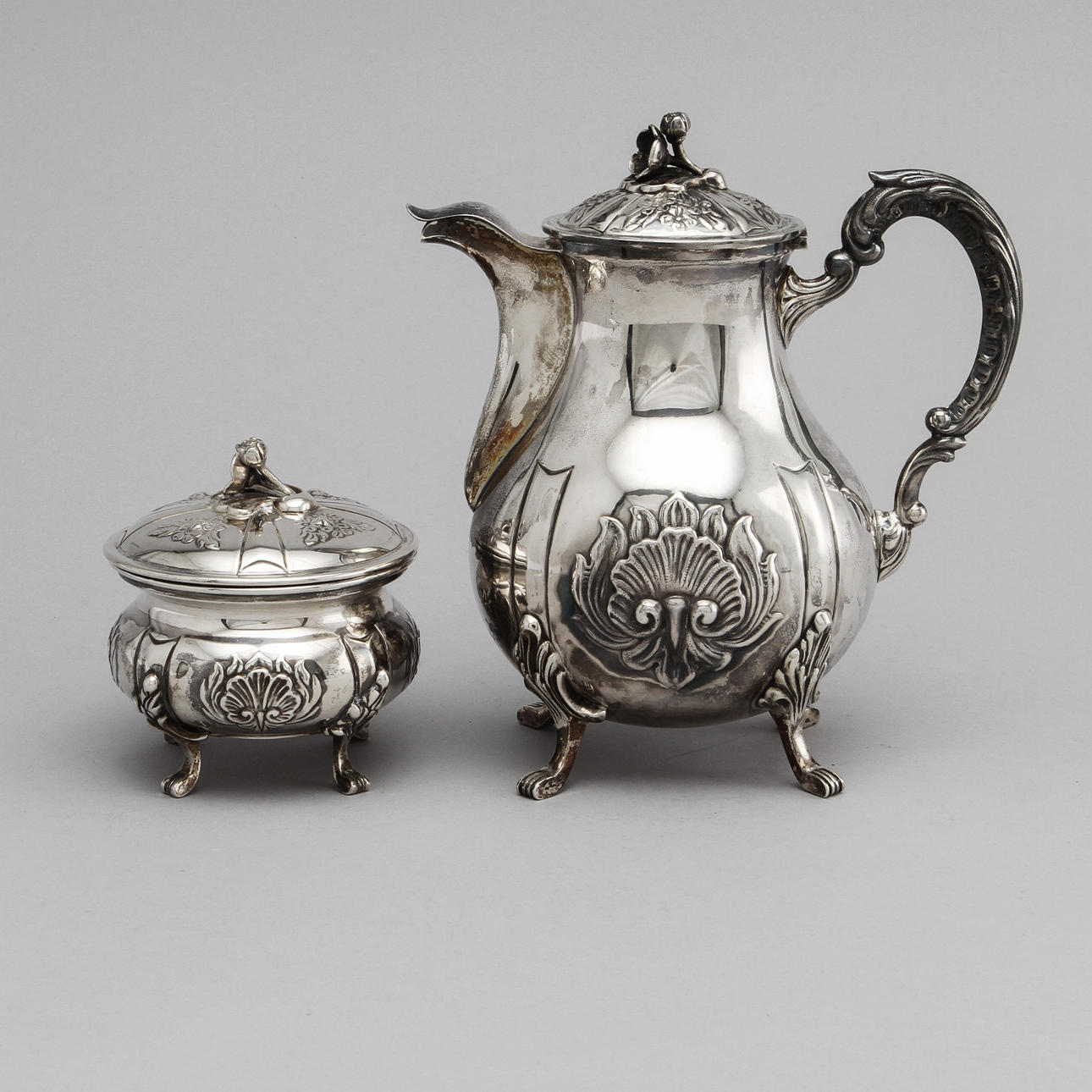 KAFFEKANNA och SOCKERSKÅL, silver,Oscar Olausson, Stockholm, 1950, Vikt 800 gram.