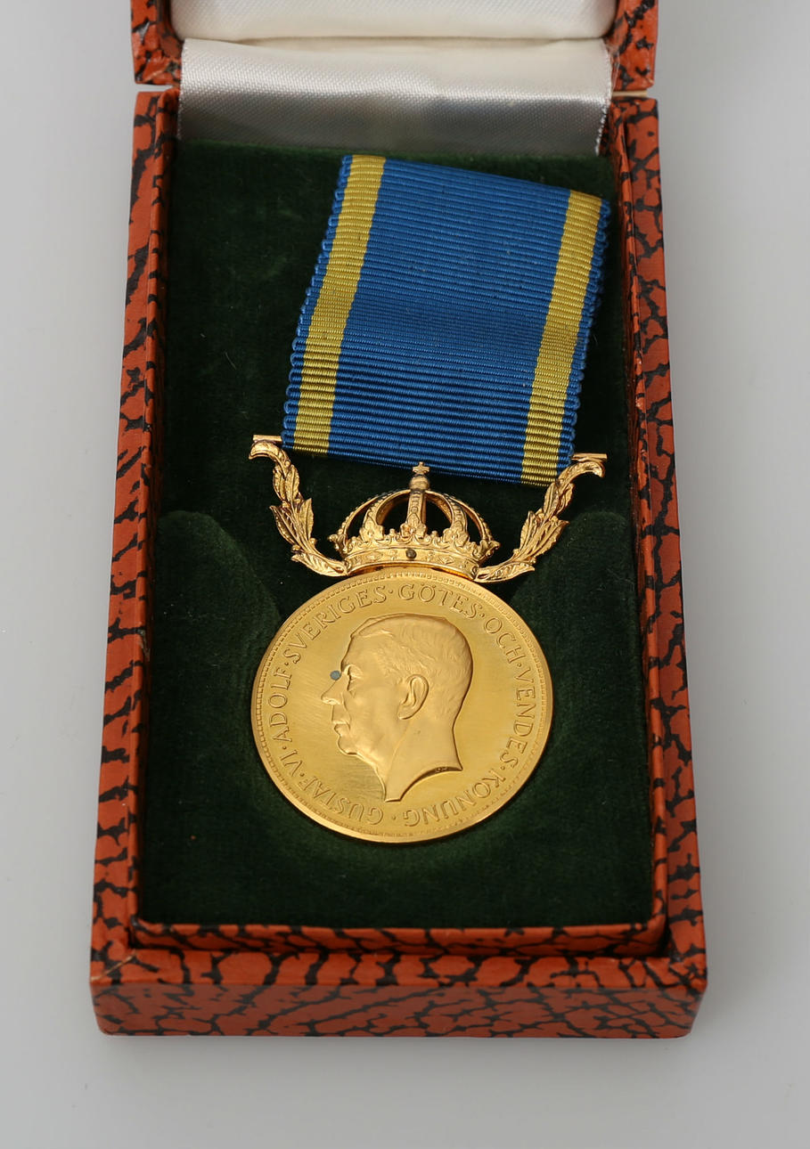 MEDALJ, 18 och 23 K guld, "För nit och redlighet", 16,3 gram inklusive rosett.