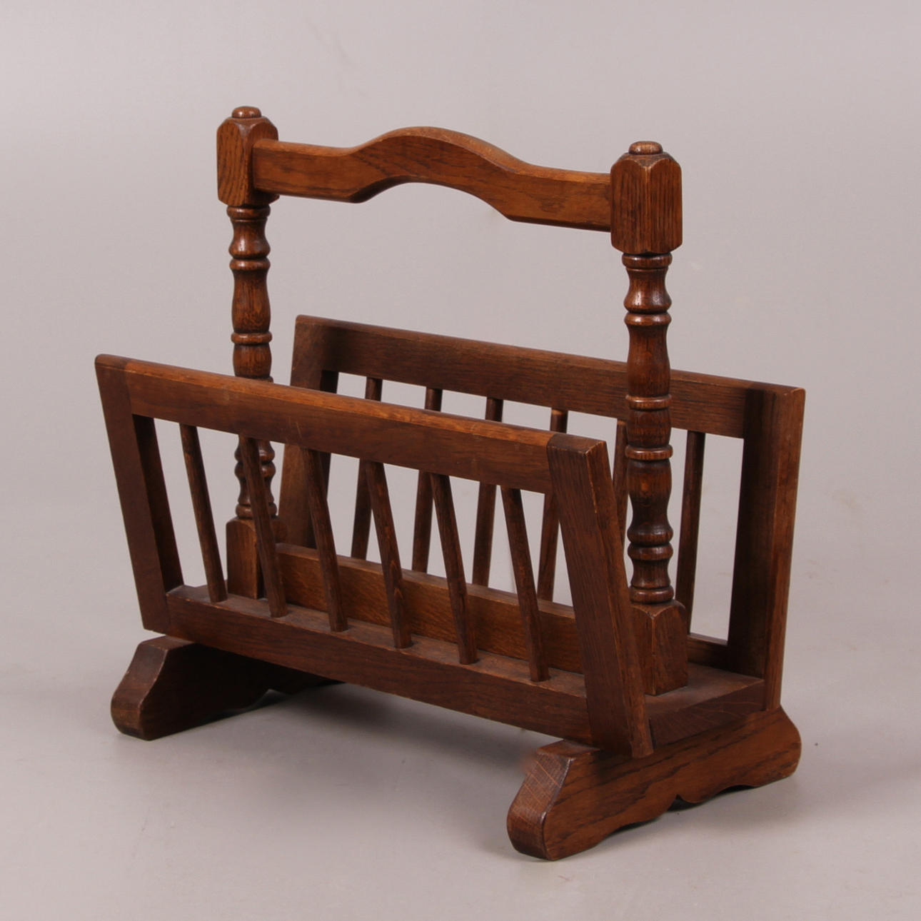 TIDNINGSSTÄLL, ek, engelsk stil, 1900-tal.