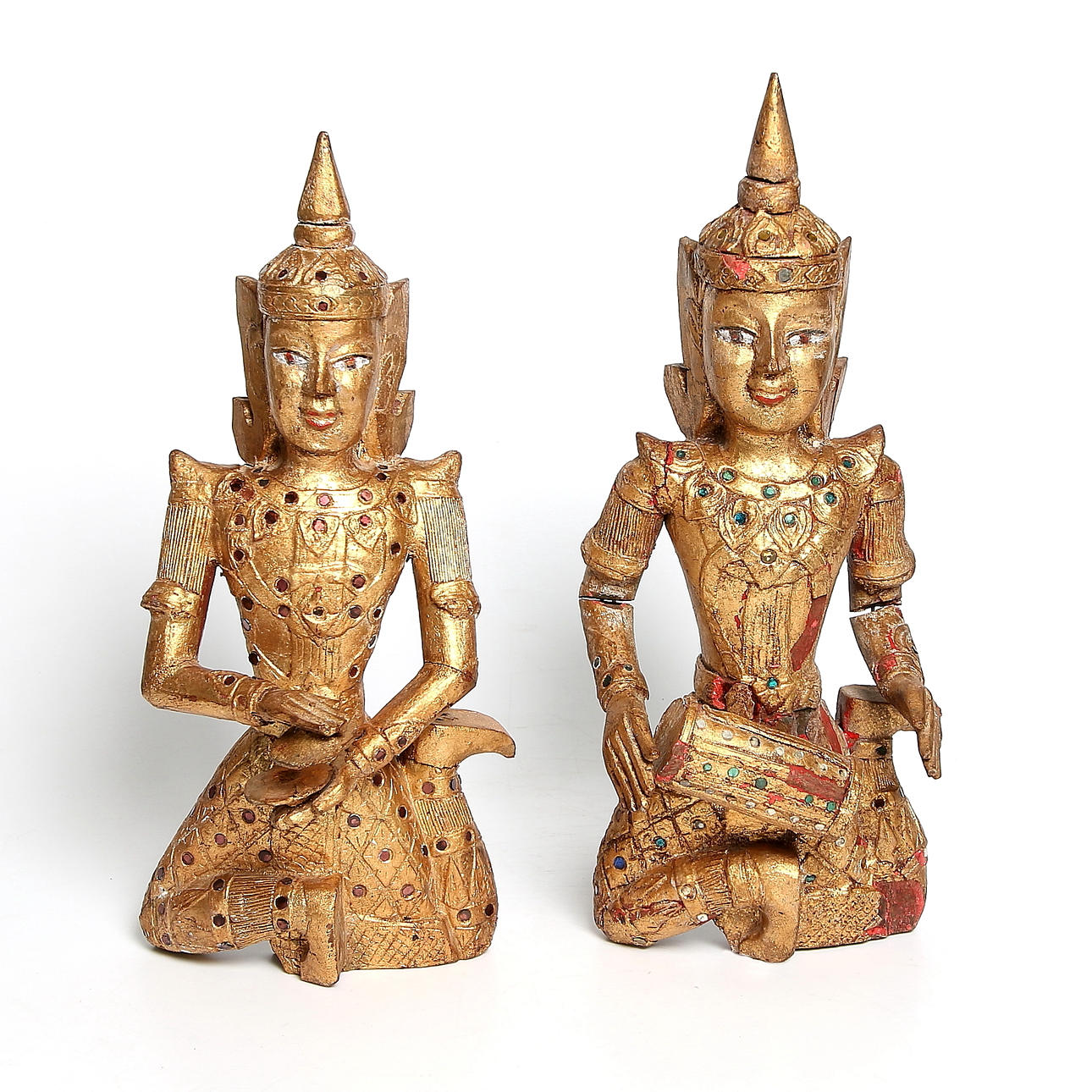 SKULPTURER / TEMPELFIGURER, ett par, förgyllt och bronserat trä med glasmosaik. Thailand. 1800-tal.