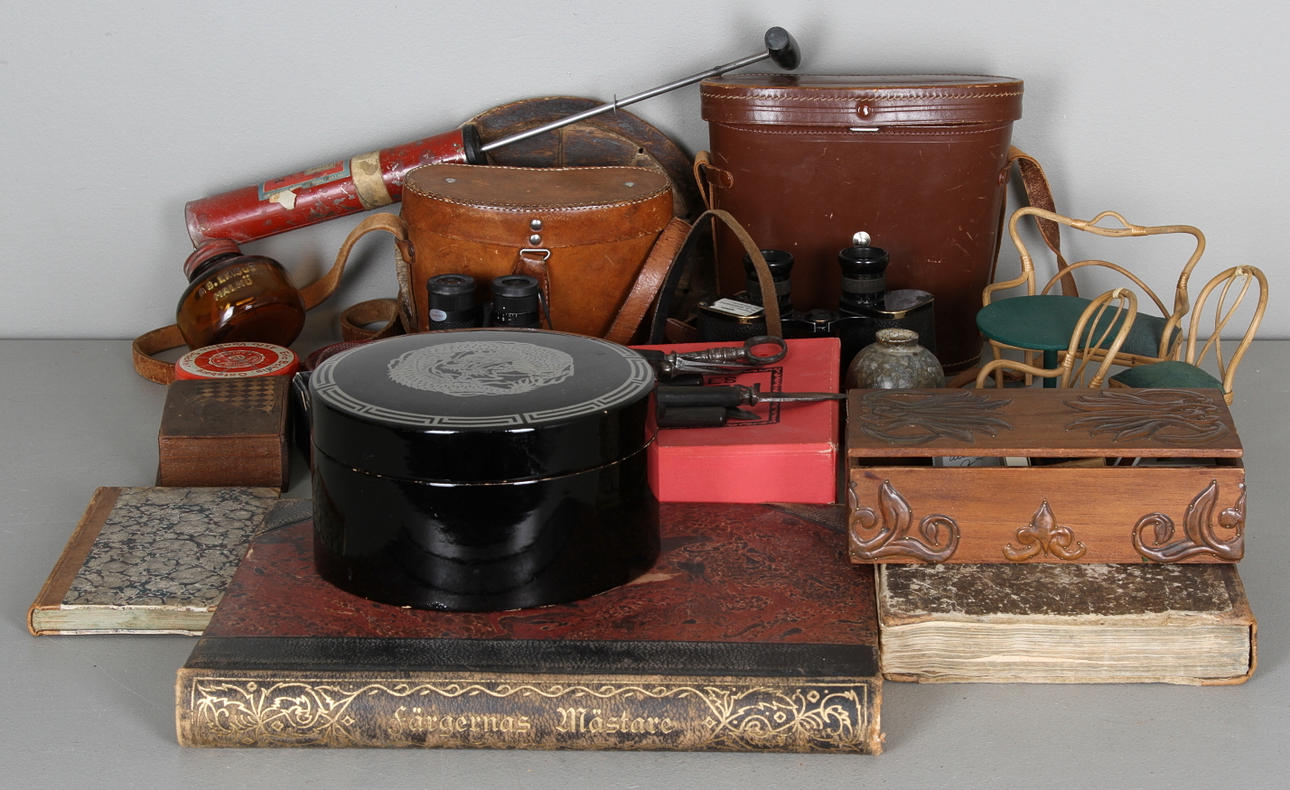 DIVERSE, bl.a. kikare, böcker.