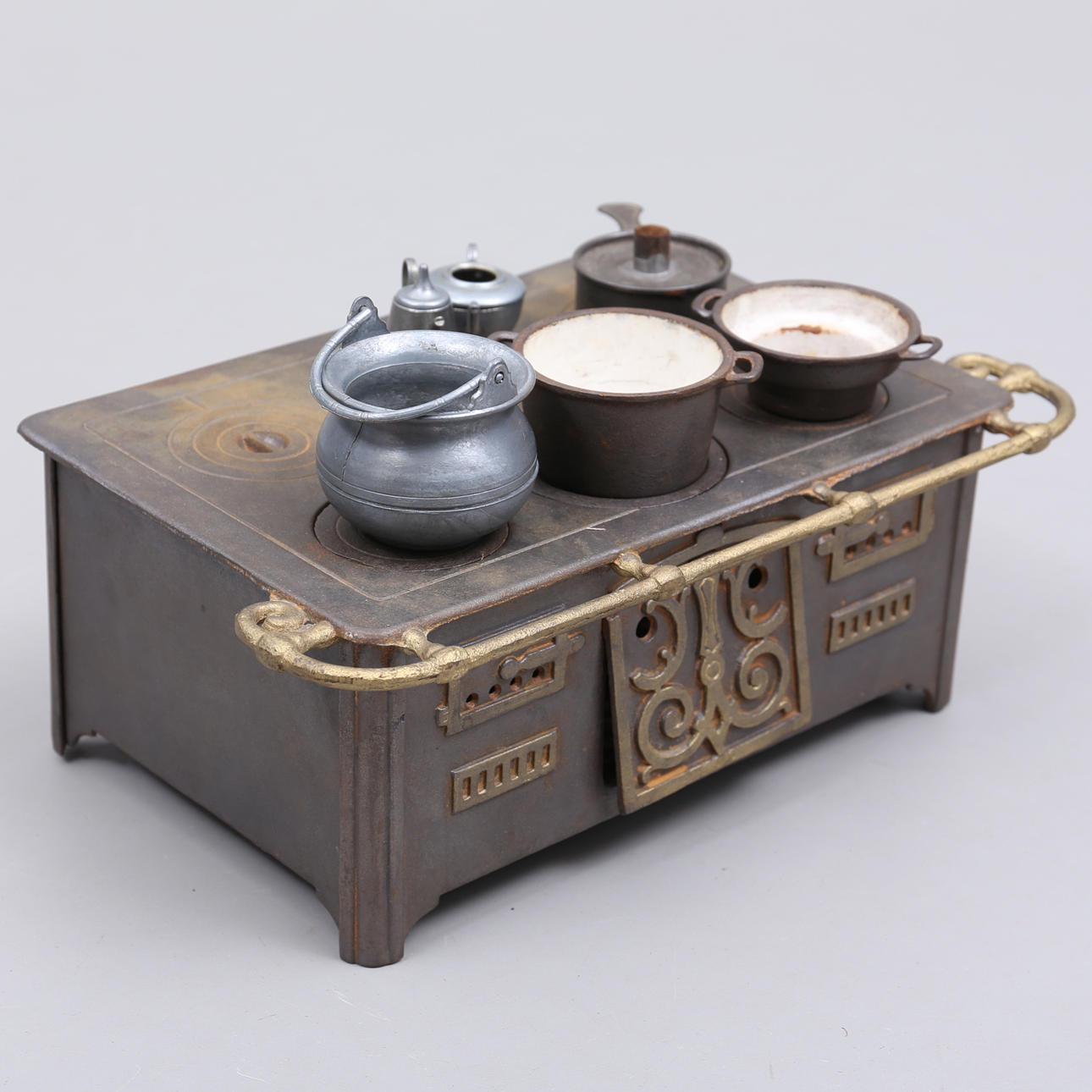 GJUTJÄRNSSPIS, leksak, 1900-tal.