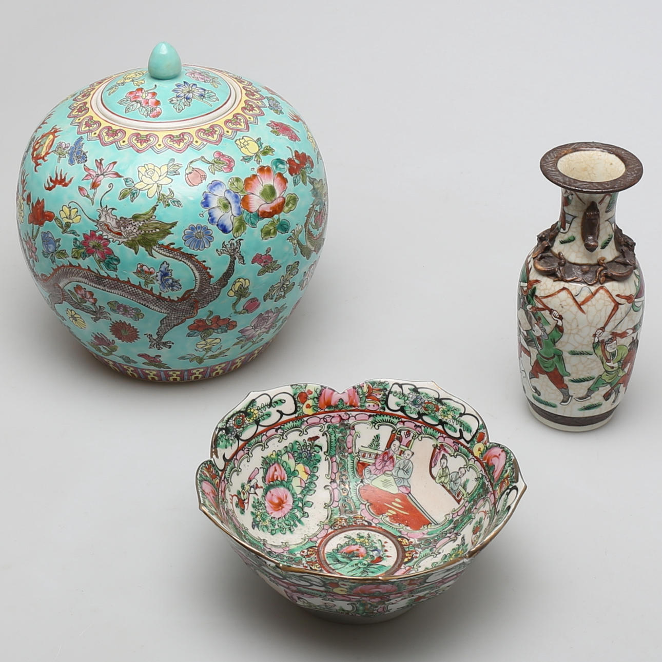 PARTI KINESISKT porslin, 3 delar, bl a lockbojan, sen republik eller modern.