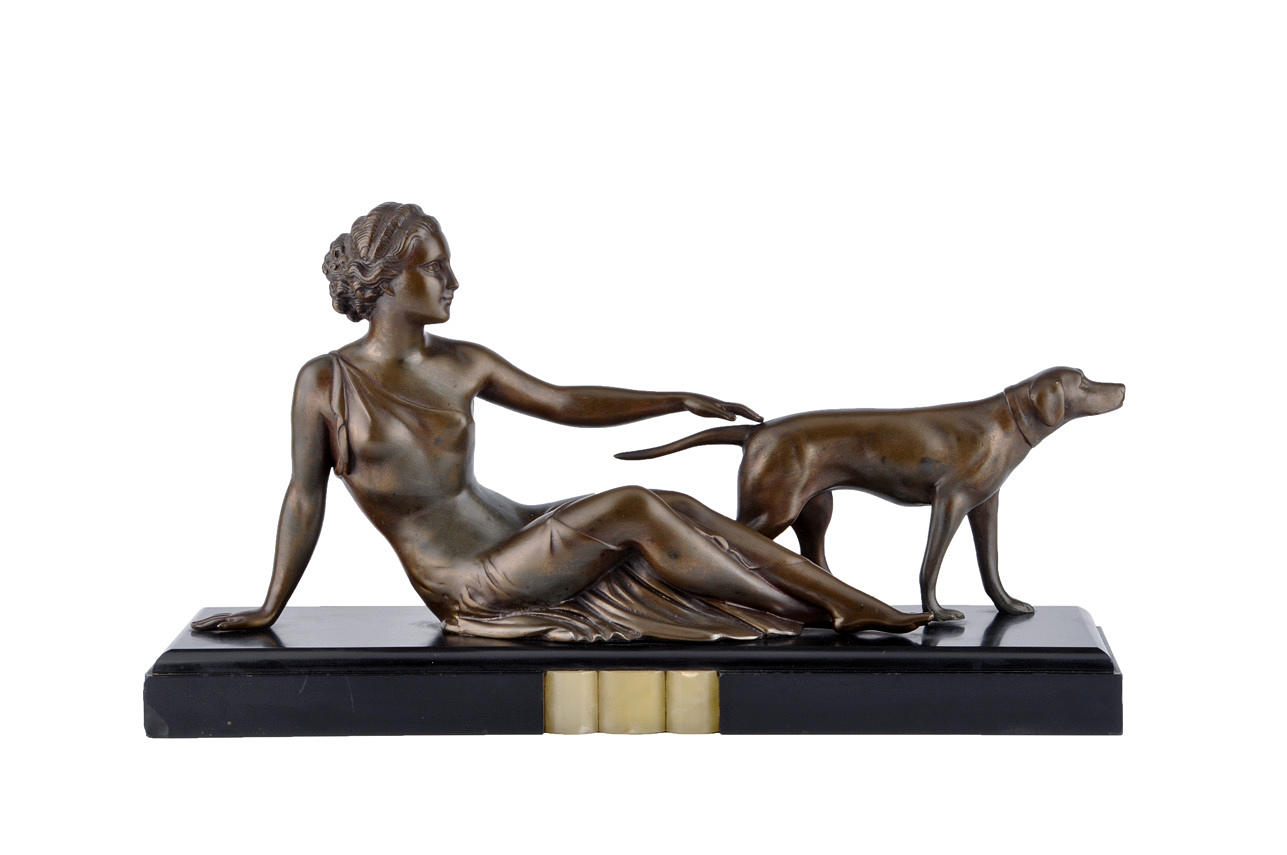 ART DECO. UM 1940. Sittande kvinna med vakande hund. Bronserad grupp av figurer.