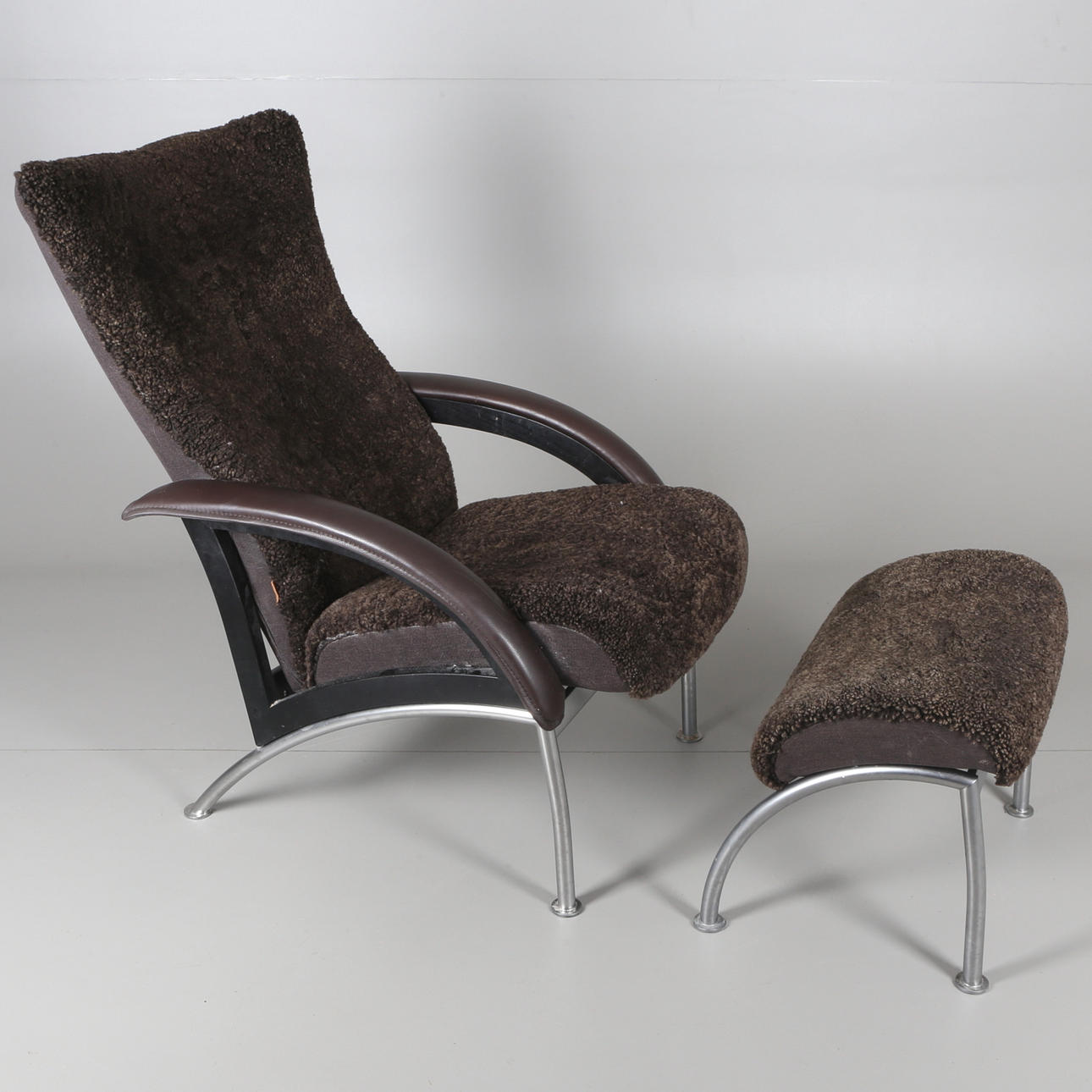 VILFÅTÖLJ, samt fotpall, fårull, Brunstad, Norge, 19/2000-tal.