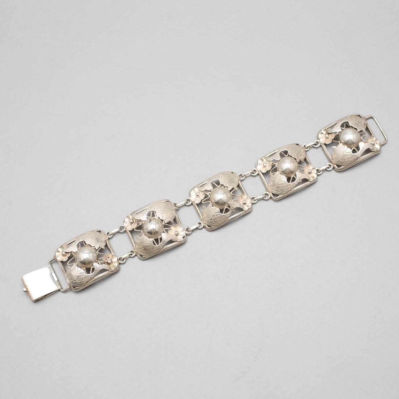 ARMBAND med dekor av fiskar, silver, Gussi, Malmö.