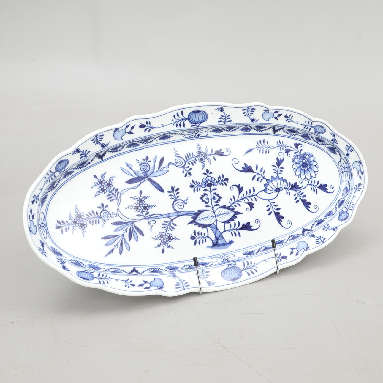 LAYOUT PLATE Meissen, onion pattern.