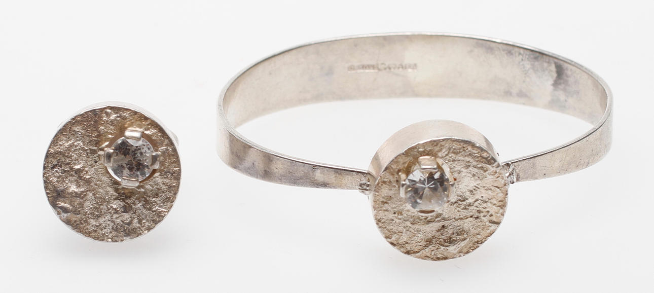 ARMBAND samt RING, silver med bergskristall.