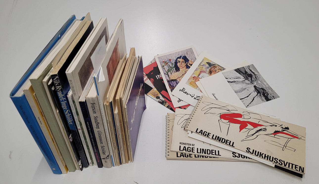 Taidekirjoja. Noin 34 osaa.