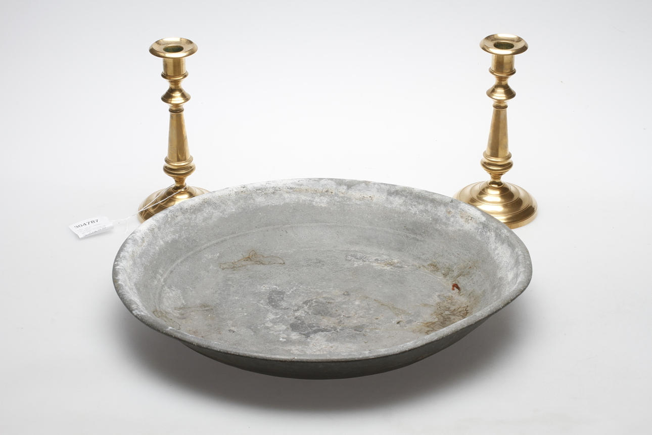 FAT, tenn, 1800-tal samt LJUSSTAKAR, ett par, mässing, Skultuna, nr 39.