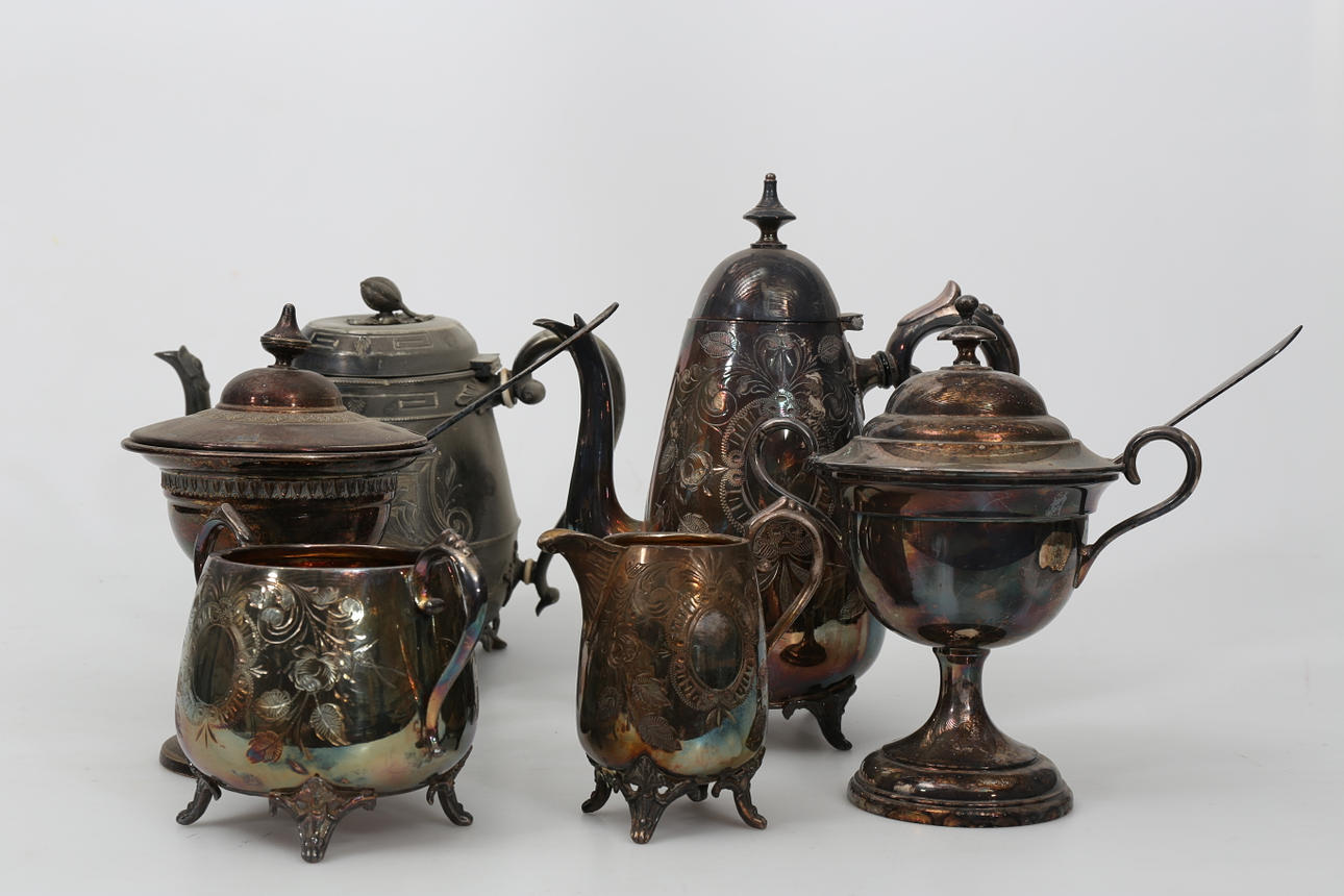 KAFFESERVISER OCH SOCKERSKÅLAR, metall, 6 delar, 1900-tal.