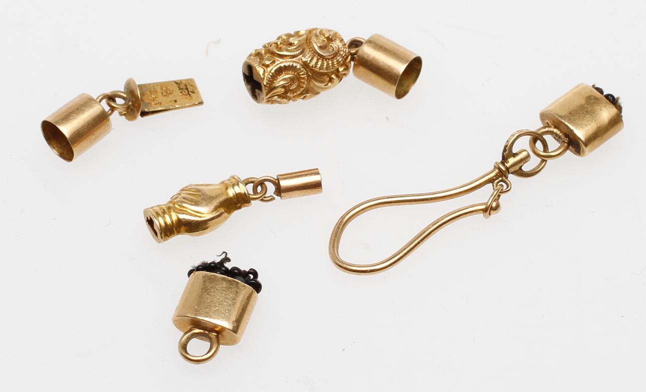 LÅS och DEL TILL FICKURSKEDJA, 18k, vikt ca 5,7 gram.