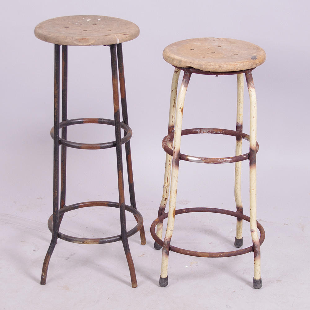 BARPALLAR, 2 stycken, metall med träsits, industridesign.