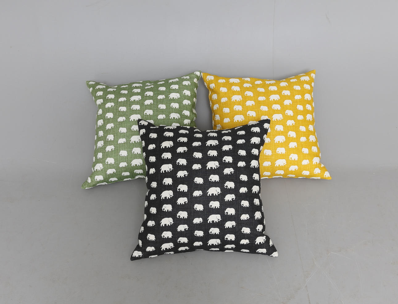 KUDDAR, 3 st, Svenskt tenn. Joseph Frank tyg. "Elephant".