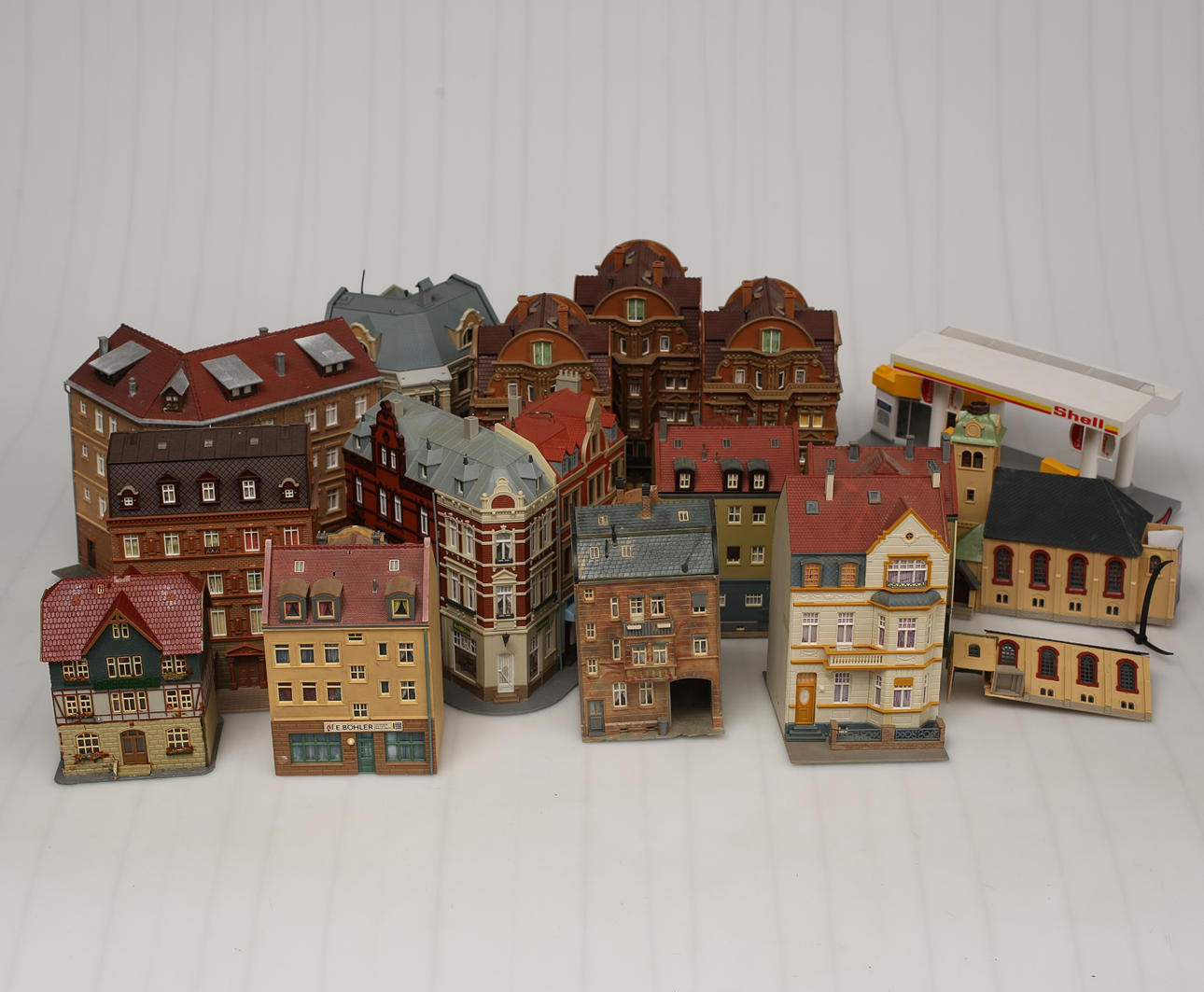 MODEL JERNBANEHUS, plast, diverse epoker, 15 stk.