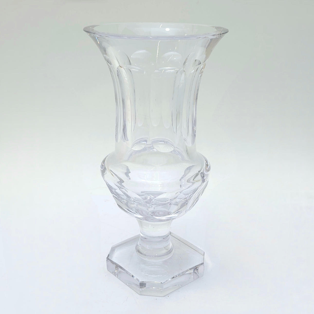 JARRÓN EN CRISTAL SEVRES CON FORMA DE COPA.