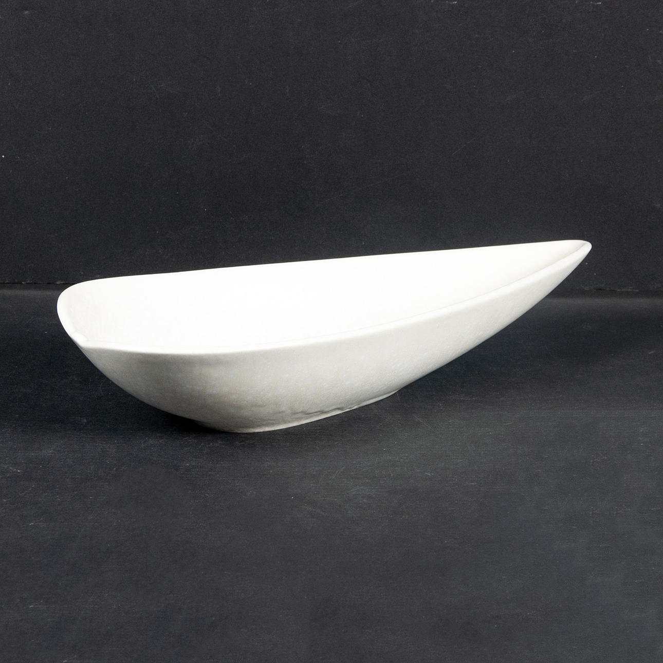 GUNNAR NYLUND. Bowl dish, Rörstrand. White-glazed stoneware, Form code ARQ.