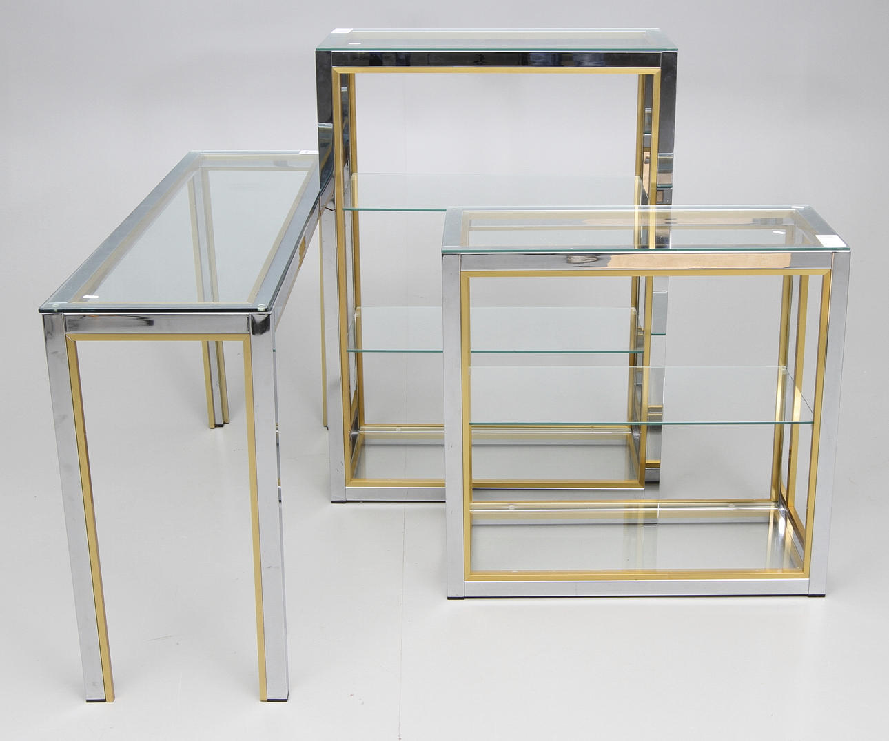 SIDEBOARD OCH HYLLOR, totalt 3 delar, sent 1900-tal.