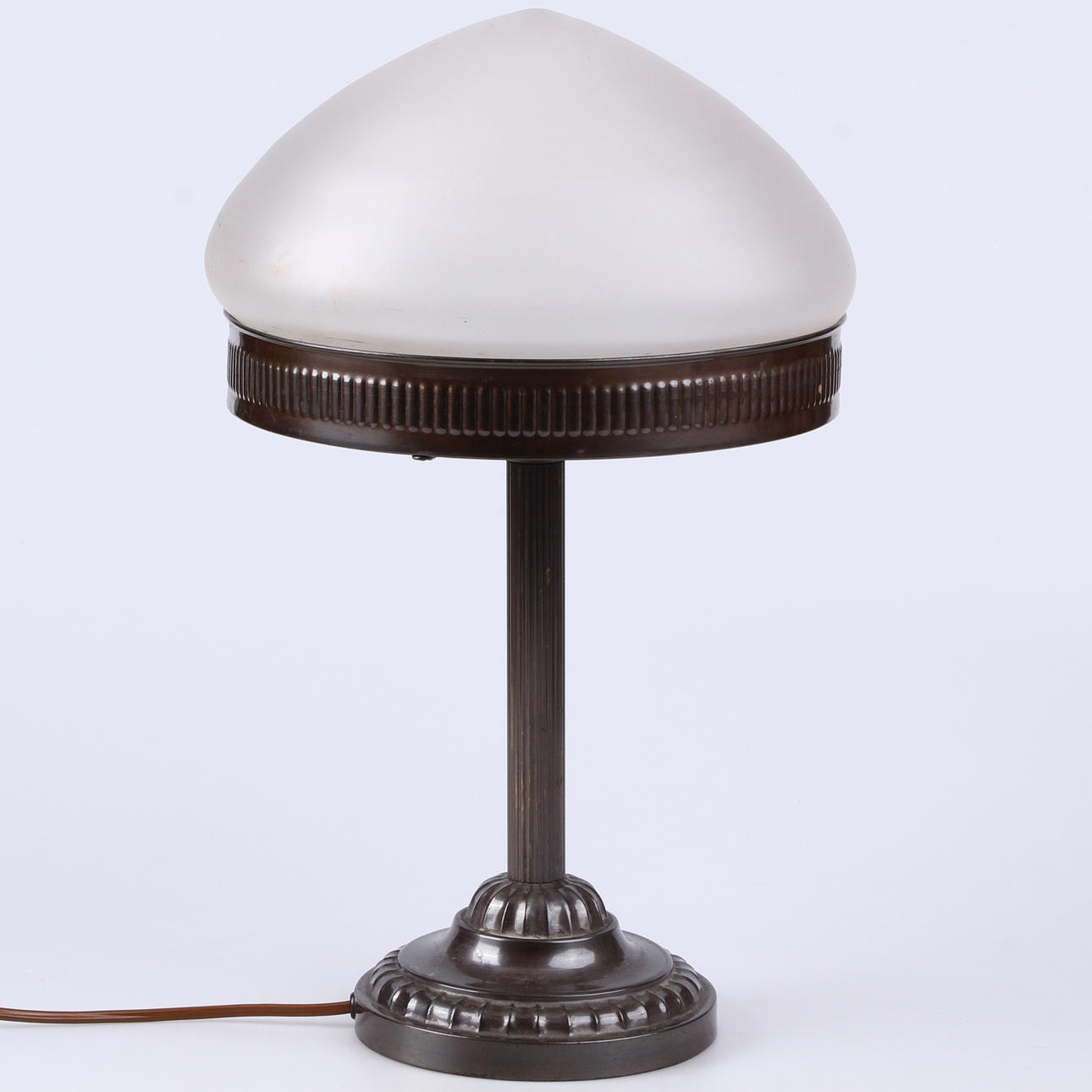 BORDSLAMPA, glas och koppar, 1900-tal.