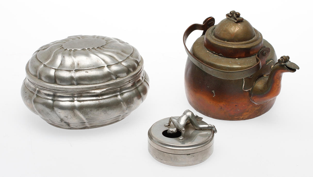 KAFFEPANNA, koppar, 1800-tal, SOCKERSKÅL och LOCKDOSA, tenn, 1900-tal.