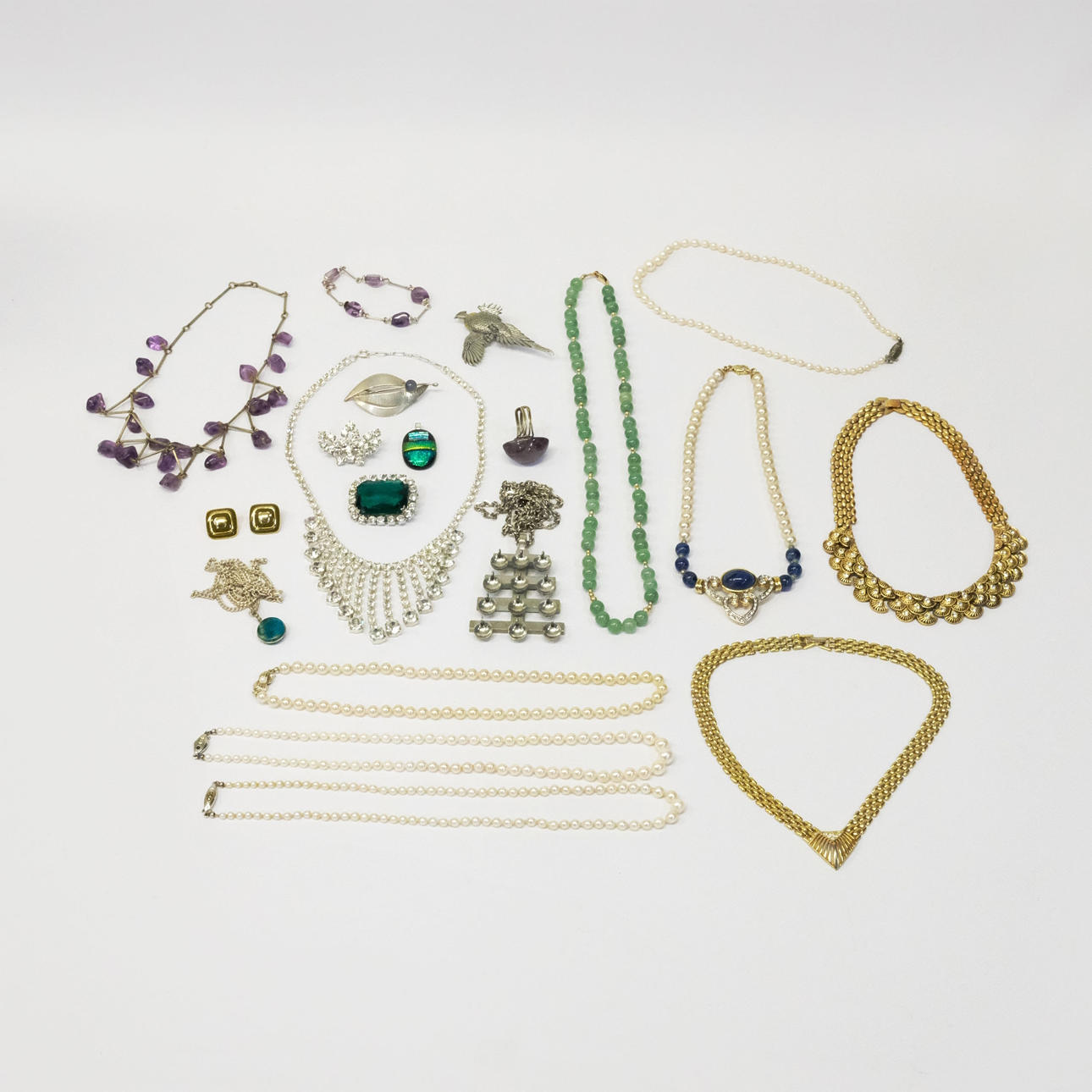 FEST SMYKKER. SØLV, TIN SAMT BIJOUTERIE.