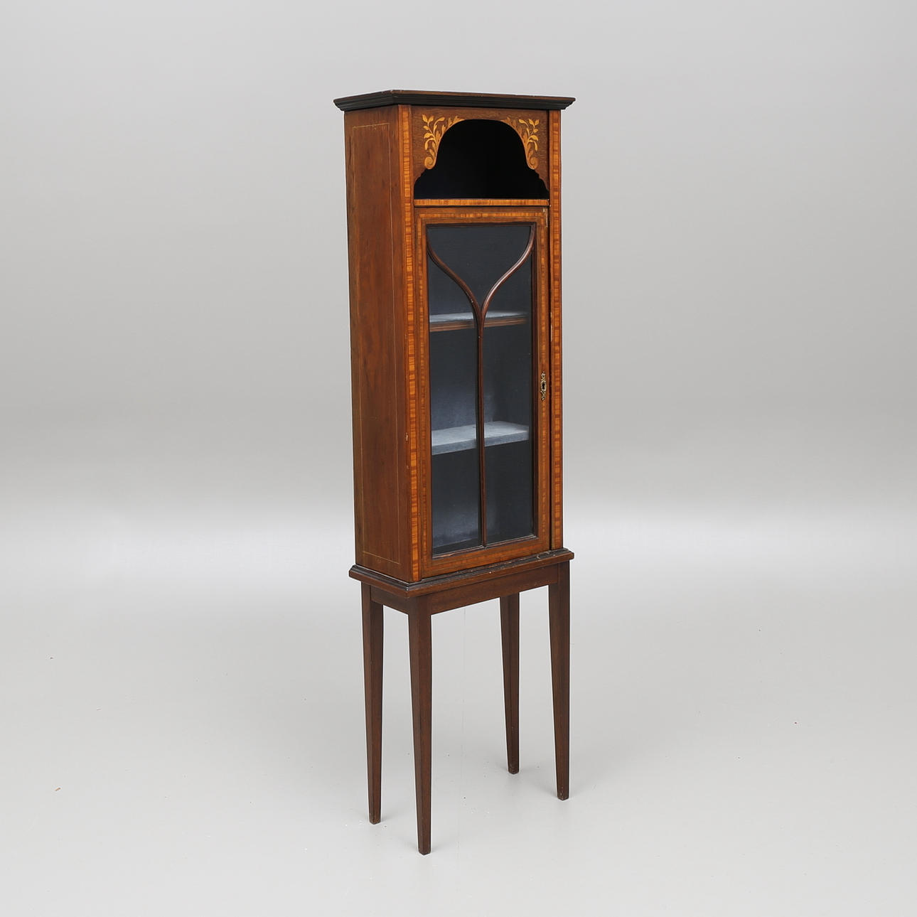 VITRINSKÅP, engelsk stil, tidigt 1900-tal.