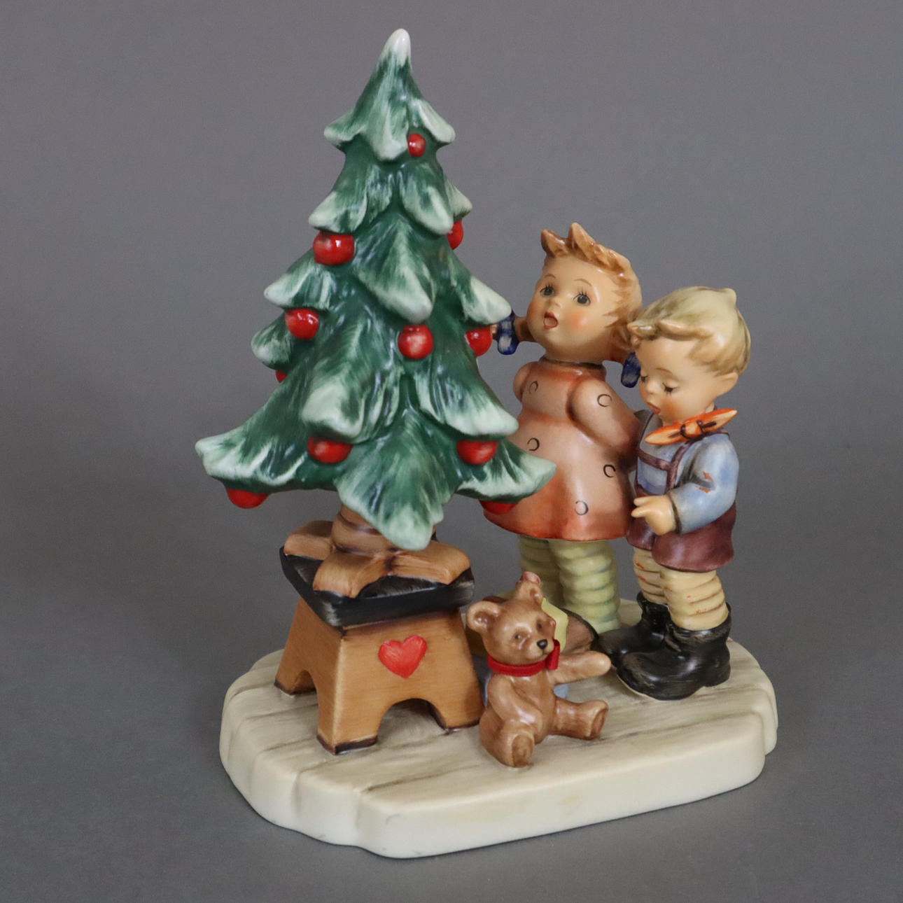 - HUMMELFIGUR "AM WEIHNACHTSBAUM" - Goebel, 1998.