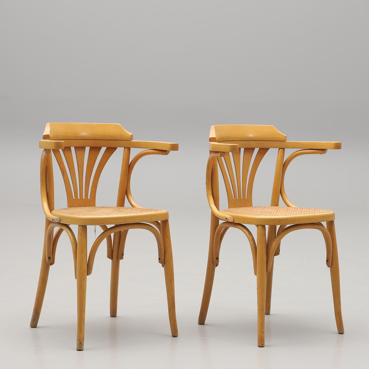 KARMSTOLAR, ett par, Thonettyp, 1900-talets andra hälft.