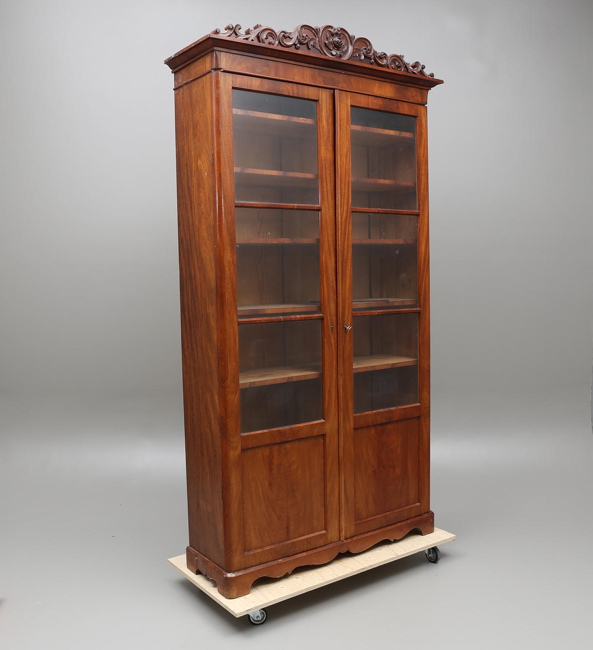 BOKSKÅP, omkring 1800-talets mitt.