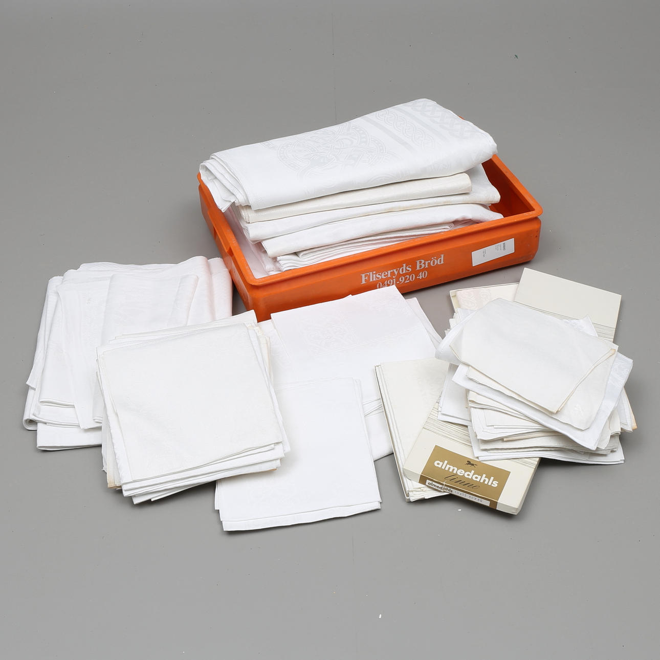 LINNEDUKAR samt SERVETTER, stort parti.