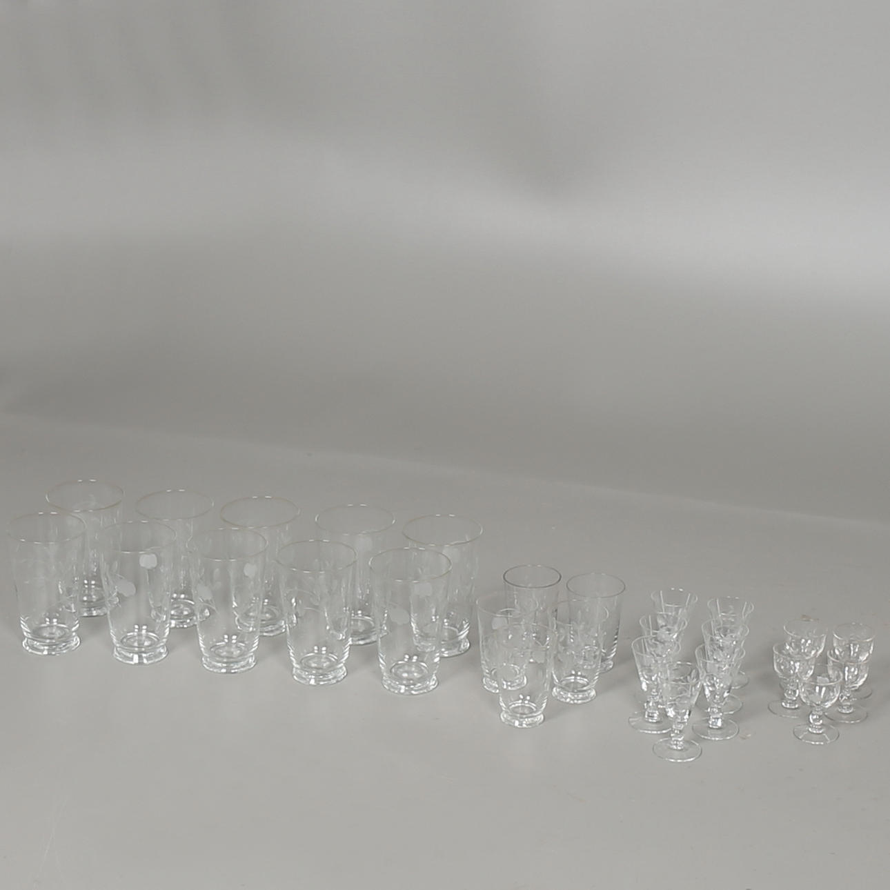 GLASSERVISDELAR med slipad dekor, 28 st, 1900-tal.