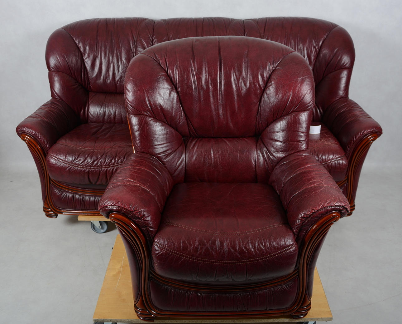 SOFFA, samt fåtölj, skinn, 1900-talets andra hälft.