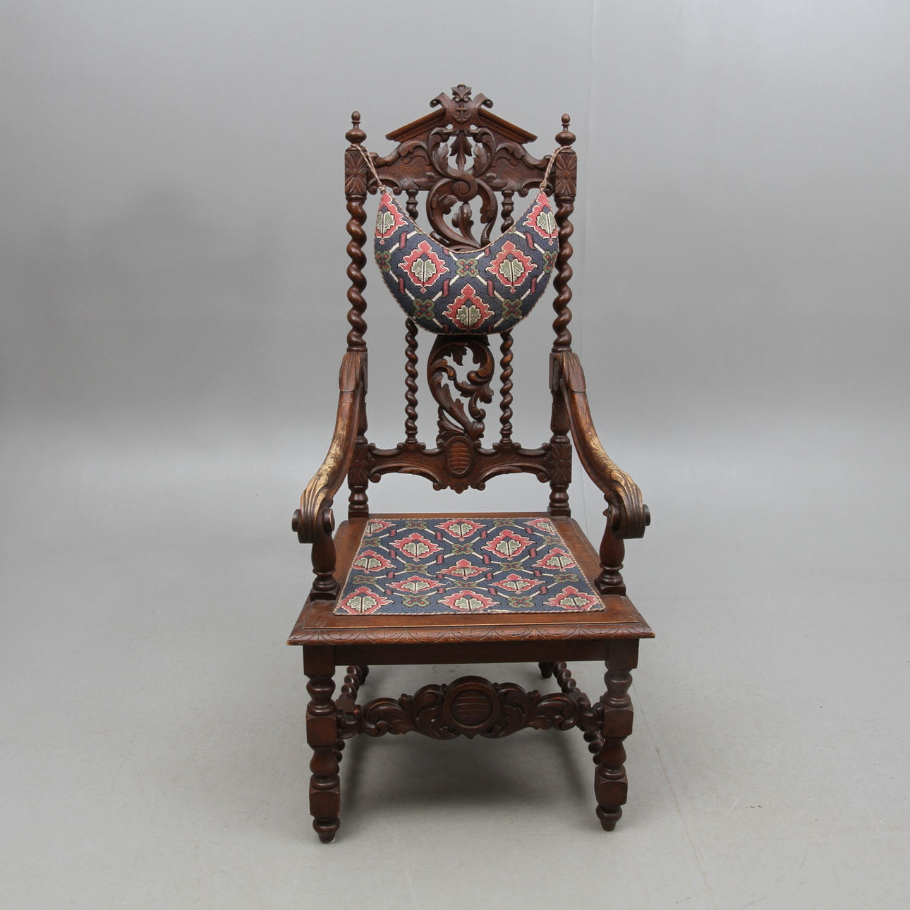 KARMSTOL med dekor av ankare, omkring sekelskiftet 1900.