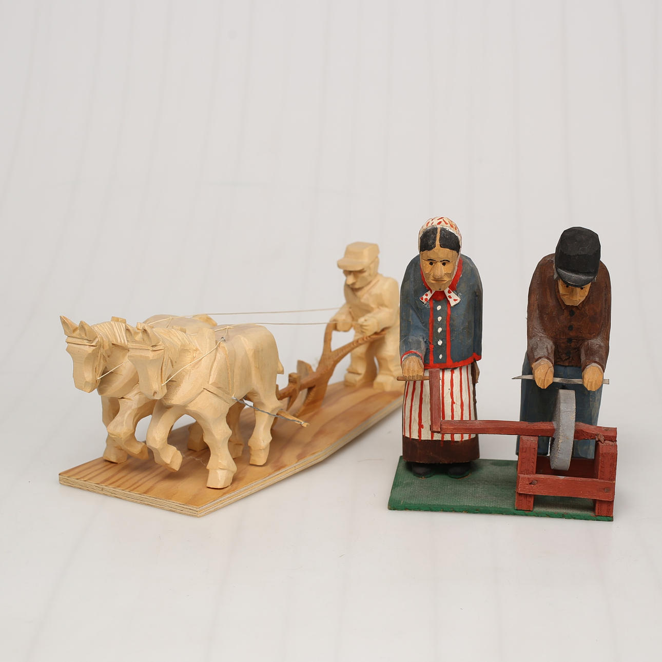 TRÄFIGURER, 2 stycken, signerade.