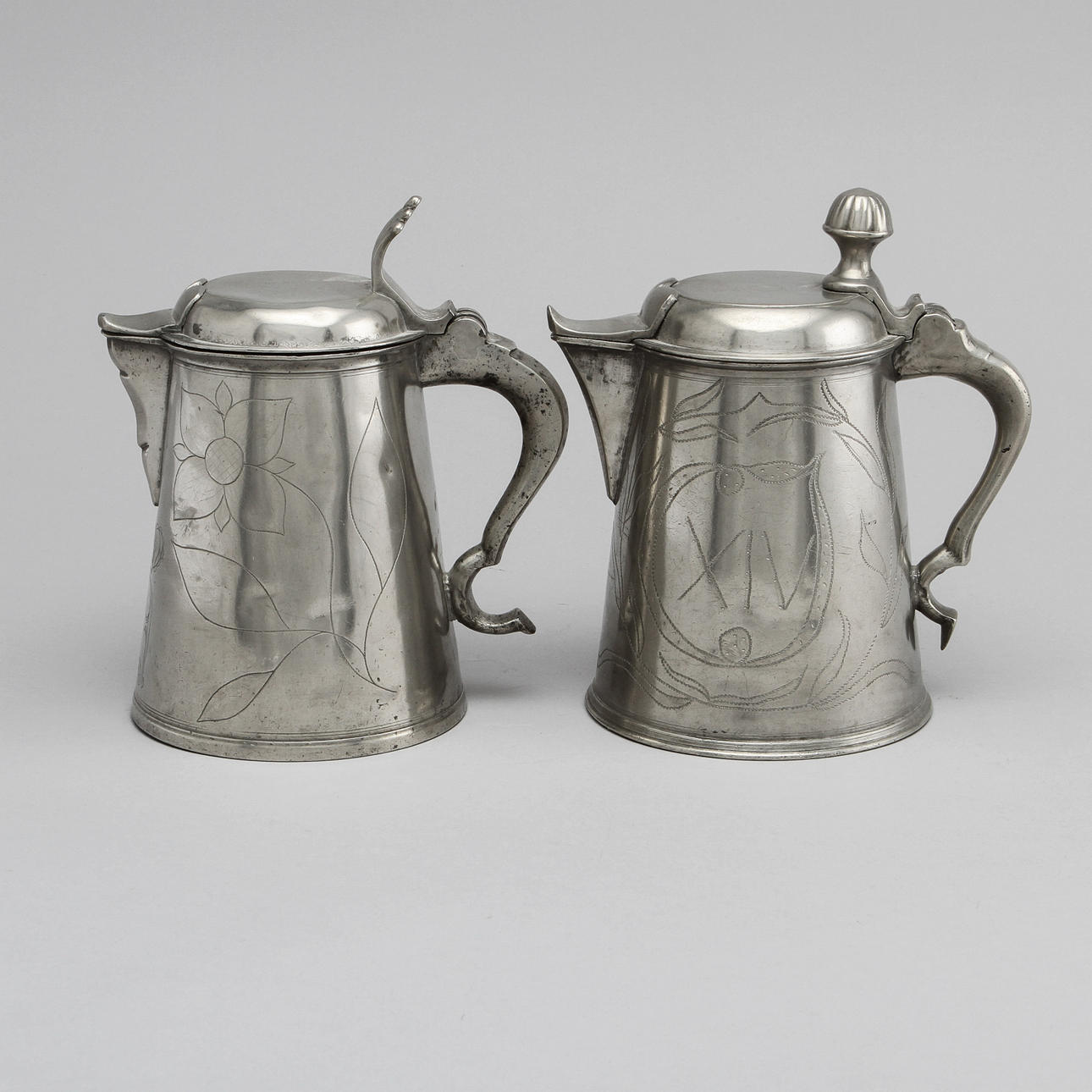 KANNOR, 2 st, tenn, 1800-tal otydliga stämplar.