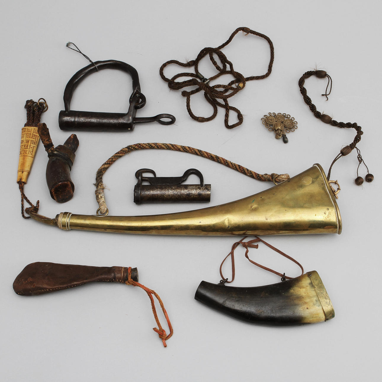 KRUTHORN, 4 st, LÅS, BROSCH samt HALSBAND, 1800-tal.