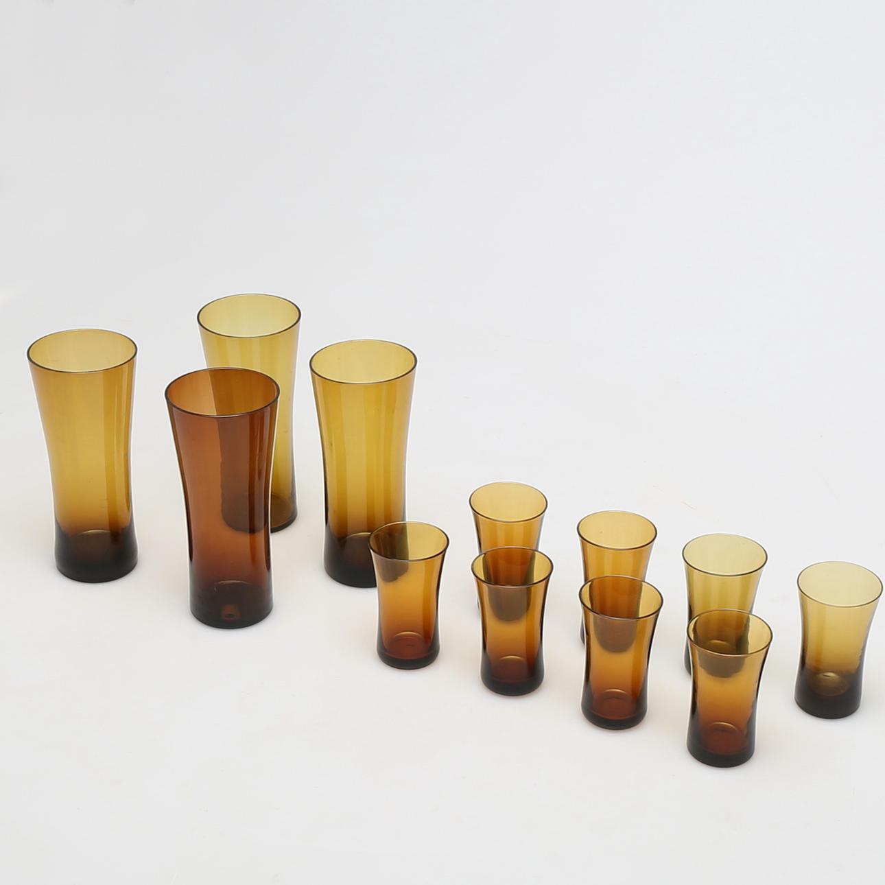 GLASSERVISDELAR, 12 st, grogg- och snapsglas, 1900-talet.